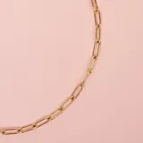 Gargantilla dorada de acero con eslabones grandes rectangulares.