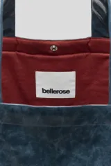Bolso shopper de gran capacidad confeccionado en cuero vacuno con acabado texturizado verde oscuro. Presenta asas cómodas para el hombro y logo grabado en el frente.