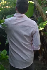 Camisa rosa pálido de manga larga con logo bordado en el pecho.