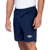 Short de fútbol Umbro de color azul marino, con cintura elástica y cordón ajustable. Presenta el logo de la marca bordado en blanco en la parte inferior de la pierna izquierda.