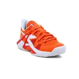 Championes de tenis para mujer Diadora modelo T1 Clay, diseñados para superficies de polvo de ladrillo. Presentan un exterior de malla transpirable en color naranja con detalles en blanco y rojo, cierre de cordones y suela con tracción específica para el deporte.