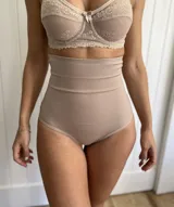 Bombacha reductora tiro alto color beige, confeccionada en lycra.