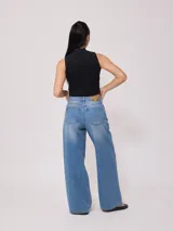 Jean de corte wide leg con tiro medio, confeccionado en denim de algodón en tono azul medio con efecto lavado.