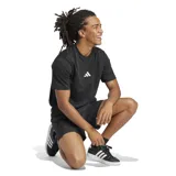 Remera negra de corte clásico con cuello redondo y logo de Adidas estampado en el pecho. Confeccionada en tejido de punto jersey suave 100% algodón.