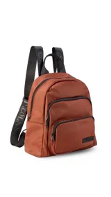 Mochila urbana de diseño funcional en color beige, confeccionada en tela impermeable. Cuenta con un compartimento principal amplio, un bolsillo secundario y un bolsillo frontal, todos con cierre. Incluye asa superior y correas ajustables para los hombros, con detalle de etiqueta de marca en el frente.