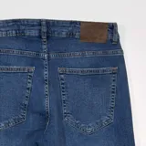 Pantalón de jean azul de corte slim.