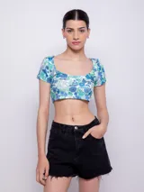 Top corto estampado de flores azules y verdes, de manga corta y escote redondo.