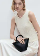 Falda midi de corte recto y diseño evasé, confeccionada en tejido satinado fluido con cintura elástica.