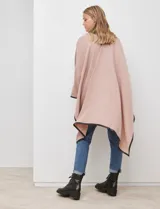 Ruana de tejido suave color azul oscuro, con vivos de ecocuero negro en los bordes.