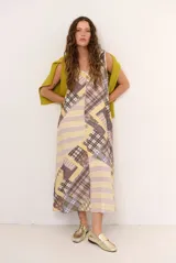 Vestido midi sin mangas con cuello en V, de corte holgado y diseño de parches con rayas verticales y horizontales en tonos verdes, grises y blancos.
