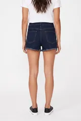 Short de denim azul de tiro alto, con bolsillos laterales y traseros, cierre frontal con botón y cremallera, y terminación desmechada en las piernas.