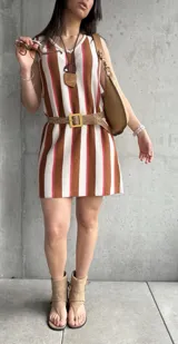 Vestido corto tejido a rayas verticales color tostado, blanco y rosa.