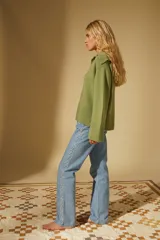 Pantalón de jean celeste de corte recto con bordados florales blancos en los laterales.