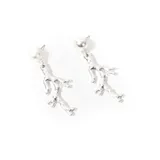 Aros colgantes plateados con forma de rama de coral.