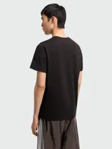 Remera de jersey de algodón color negro, con cuello redondo y logo de la marca estampado en el pecho.