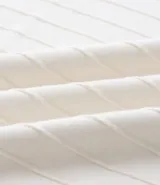 Remera de corte regular confeccionada en algodón, con cuello redondo y mangas cortas. Presenta una textura de rayas horizontales trabajadas en relieve sobre toda la prenda.