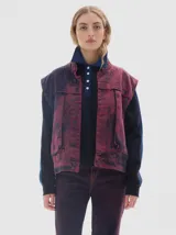 Chaleco utility de denim oversized con bolsillos cargo y lavado washed en tonos bordó y azul.