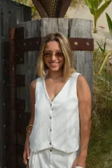 Chaleco marrón de crepé con escote en V y cierre frontal con botones.