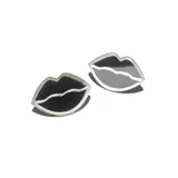 Par de aros con forma de labios negros con glitter y borde plateado.