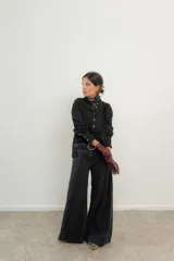 Pantalón de jean de tiro medio y pierna ancha, confeccionado en denim 100% algodón. Diseño con 5 bolsillos y pespuntes a contratono.