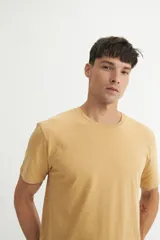 Remera básica color blanco de corte clásico y mangas cortas.