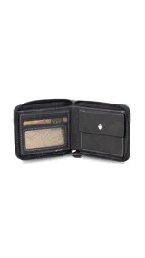 Billetera de hombre color negro con cierre perimetral, confeccionada en material símil cuero. Cuenta con tarjetero interior, compartimento para billetes y bolsillo para monedas con cierre.