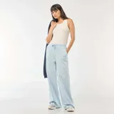 Pantalón de jogging de corte amplio y tiro medio, confeccionado en algodón de color celeste. Presenta cintura elástica con cordón de ajuste y bolsillos laterales.