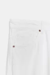 Pantalón de jean azul de corte recto y tiro medio.