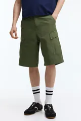 Bermuda cargo verde militar de ripstop de algodón, con bolsillos laterales con solapa, bolsillos al bies y corte holgado.