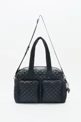 Bolso tipo shopper de nylon acolchado negro, con dos bolsillos frontales con cierre y asas de mano. Incluye correa larga desmontable y un llavero colgante con dijes.