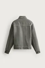 Sobrecamisa regular fit color marrón oscuro efecto lavado, confeccionada en denim de algodón. Cuenta con cuello solapa, manga larga, bolsillos de plastrón en el pecho y cierre frontal con cremallera.