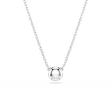 Colgante con cadena fina plateada y dije circular con cristal blanco central. El diseño presenta un cristal central de talla redonda en un engaste bisel abombado y una Swarovski Zirconia en el alargador.