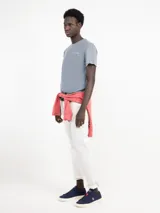 Camiseta celeste de manga corta con cuello redondo y estampado en la espalda con el logo de la marca y la frase "Naturally Vintage".