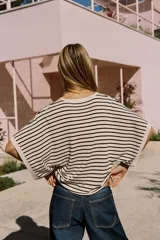 Top de punto color verde, con cuello redondo y mangas cortas anchas de corte holgado.