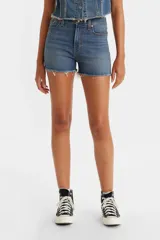 Short de jean de tiro alto con diseño de cinco bolsillos y ruedo deshilachado. Presenta un lavado azul clásico con efecto desgastado.