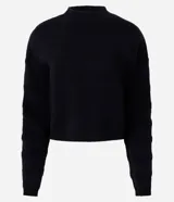 Suéter negro de punto con cuello alto y mangas largas. Presenta textura jacquard de rayas horizontales y detalles acanalados en bajo, puños y cuello.