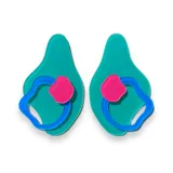 Par de aros colgantes con base verde agua, aro irregular azul y aplique circular rosa.
