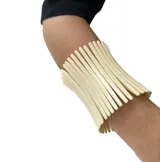 Pulsera ancha de resina color hueso, con diseño de barras alargadas y unidas entre sí por un elástico.
