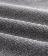 Bermuda cargo de jean color gris con acabado desteñido, corte baggy holgado, bolsillos laterales con solapa y detalle de llavero metálico en la cintura.