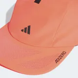 Gorra de running Adidas Adizero Climacool de color salmón, con detalles en negro que incluyen el logo y una franja superior. Cuenta con perforaciones laterales para ventilación, visera precurvada y tecnología de secado rápido.