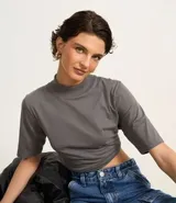 Remera de algodón color celeste con cuello alto y mangas cortas.