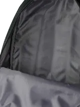 Mochila Caterpillar Barry de color negro con estampado geométrico sutil, compartimento principal amplio, bolsillo frontal con organizador y logo de la marca, compartimento acolchado para laptop, bolsillos laterales de red y correas ajustables.