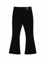 Jean de corte flare en color negro, con diseño de cinco bolsillos y parche de cuero sintético en la parte trasera.