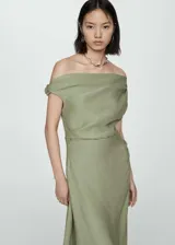 Vestido midi color verde oliva, con escote off-shoulder y falda con corte al bies.
