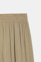 Pantalón de tiro alto color bordó, de pernera ancha y corte fluido, con cintura elástica.