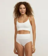 Bombacha de tiro alto, color blanco, confeccionada en tejido seamless de poliamida acanalada.