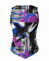 Chaleco sastre entallado con estampado digital abstracto en tonos azul, violeta, negro, gris y blanco. Presenta escote en V profundo, sin mangas y cierre frontal con hebillas metálicas. El diseño destaca por su ruedo con terminación en puntas irregulares y forro interior.