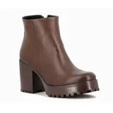Botineta de cuero color chocolate, con taco alto ancho, plataforma delantera y suela chunky con muescas.