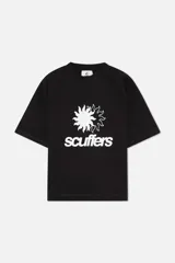 Remera negra de corte boxy y relajado, confeccionada en jersey de algodón con escote redondo acanalado. Cuenta con un estampado frontal en color blanco que combina un diseño de doble sol y la inscripción de la marca.