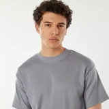 Remera gris de algodón con cuello redondo y corte recto.